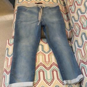 No Boundaries.   Capri pants